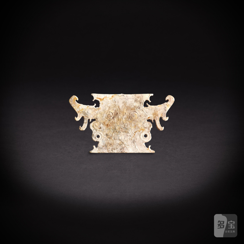 A jade 'mask' pendant, Neolithic period, Shijiahe culture | 新石器時代 石家河文化 玉面人頭像
